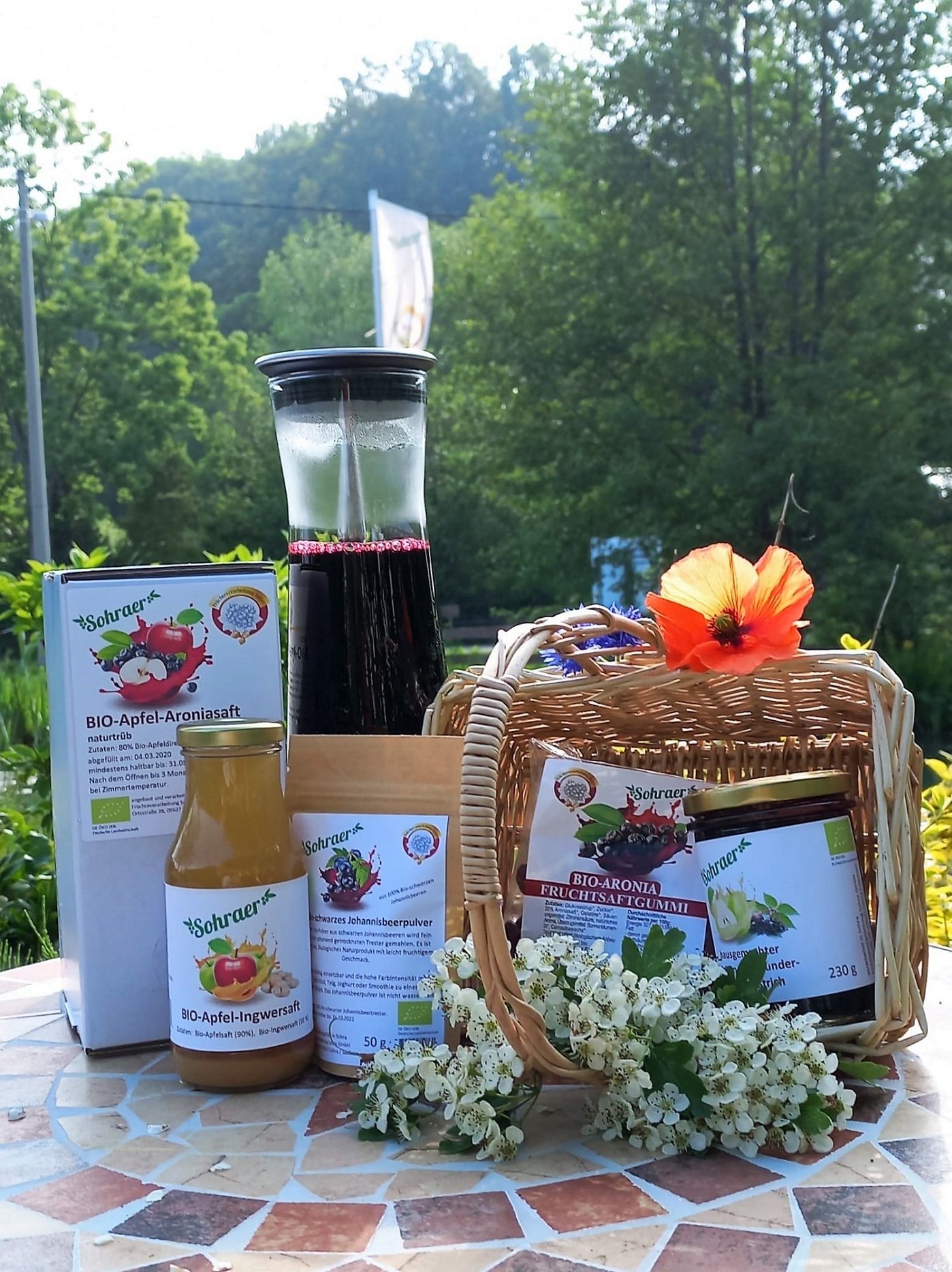 Viele verschiedene Fruchtprodukte schön angerichtet nebeinander und in Holzkörben. Klick führt zu Großansicht.