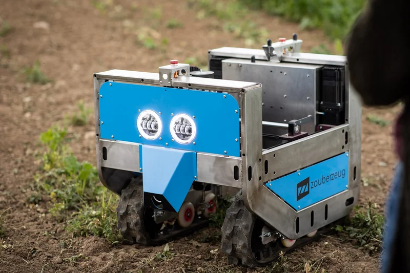 Hackroboter erobern das Feld. Klick führt zu Großansicht in neuem Fenster.