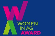 Dunkelblauer Hintergrund mit einem pinken W und einem grünen A. Daneben steht "Women in AG Award". Klick führt zu Großansicht.