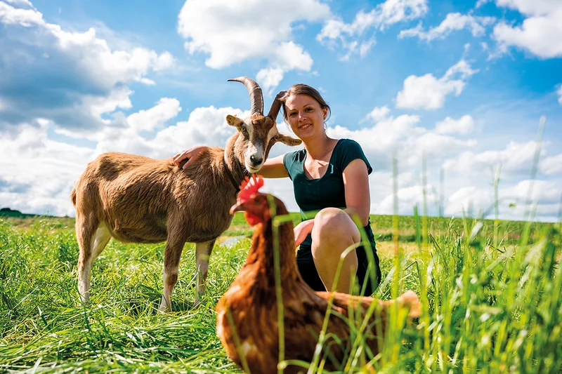 Frau mit Ziege und Huhn