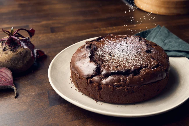 Schokoladen rote Bete Kuchen angerichtet auf einem Teller.