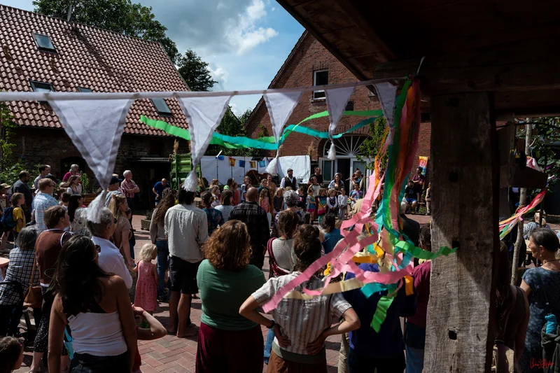 Menschen auf dem Sommerfest. Klick führt zu Großansicht in neuem Fenster.
