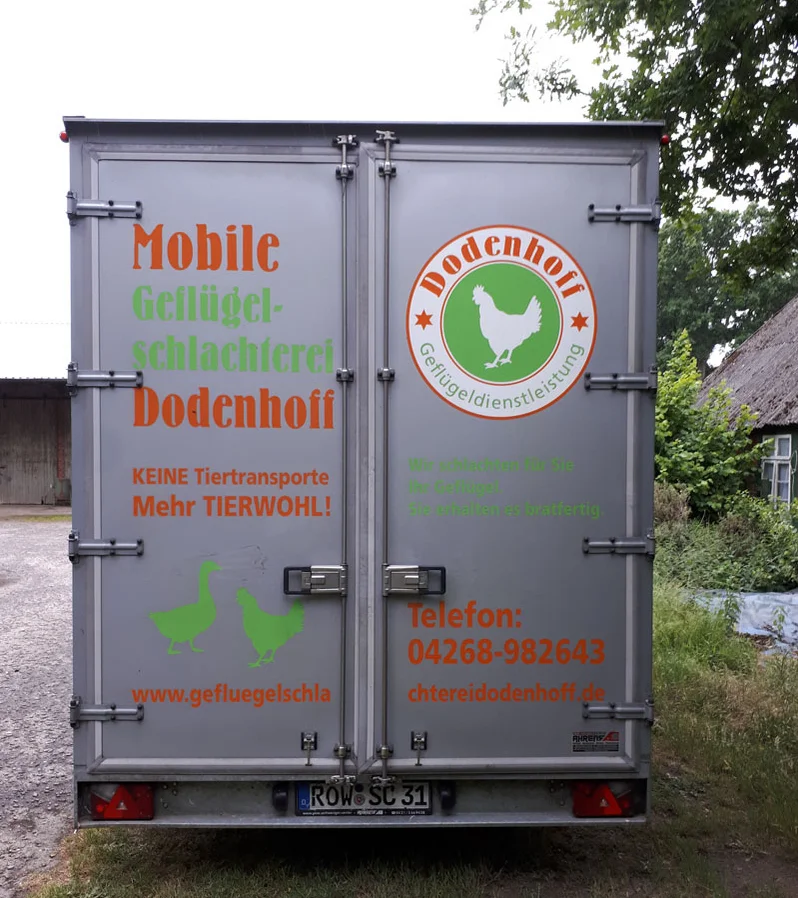 Rückseite eines mobilen Schlachthängers. Klick führt zu Großansicht in neuem Fenster.