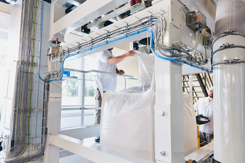 Ein Getreidesack in einer hochtechnologisierten Anlage. Klick führt zu Großansicht.