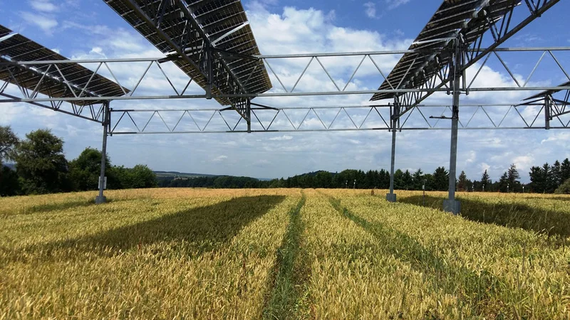 Solarmodule über Ackerfläche. Klick führt zu Großansicht in neuem Fenster.