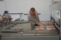 Elektronische Sortiermaschine für Eier. Klick führt zu Großansicht in neuem Fenster.