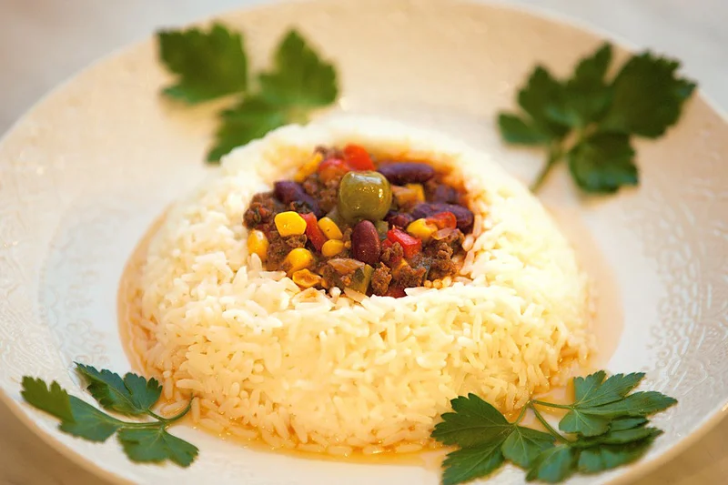 Chili con Carne mit Reis. Klick führt zu Großansicht in neuem Fenster.