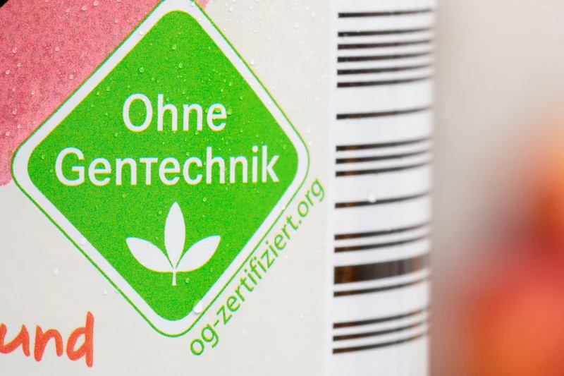 Aufkleber mit der Aufschrift "Ohne Gentechnik". Klick führt zu Großansicht.