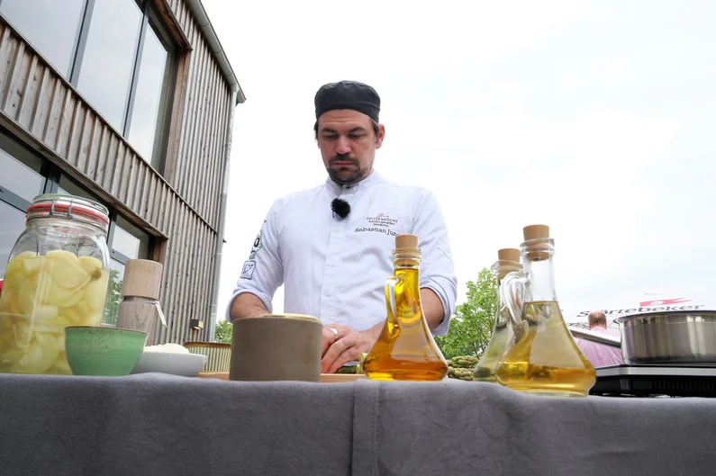 Koch bereitet Rezept vor.