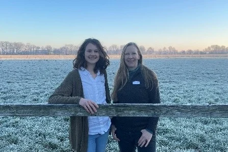 Andrea Hoeber und Christiane Rohrer auf einer Wiese