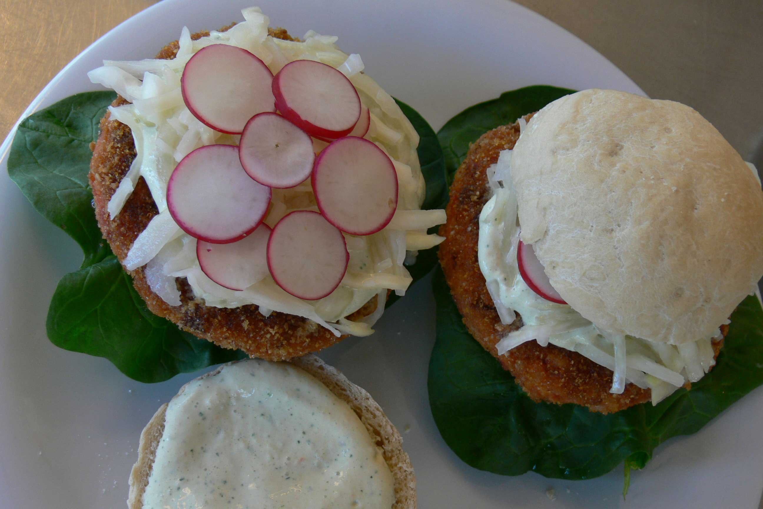 Veganer Fischburger mit Remoulade, Krautsalat, Spinatblatt und Radieschen 
