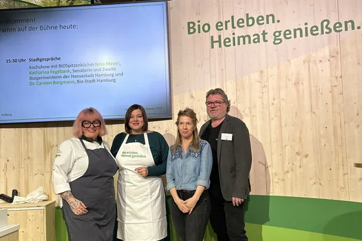Drei Frauen und ein Mann auf der Bühne