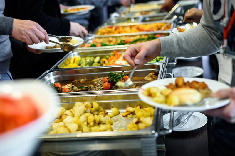 Essensausgabe in der Kantine. Foto: _jure / iStock / Getty Images Plus via Getty Images