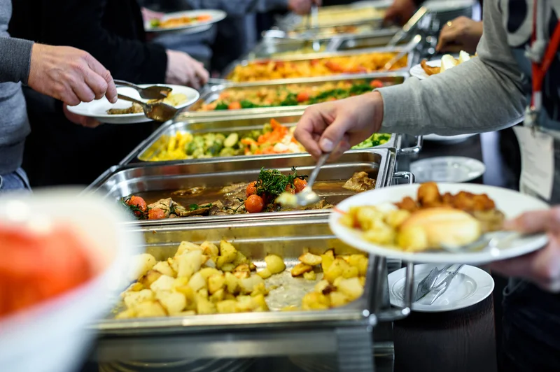 Essensausgabe in einer Kantine. Quelle: _jure / iStock / Getty Images