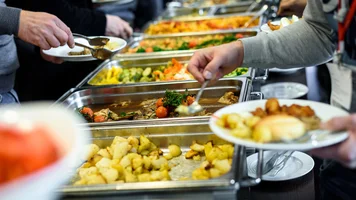 Essensausgabe in einer Kantine. Quelle: _jure / iStock / Getty Images