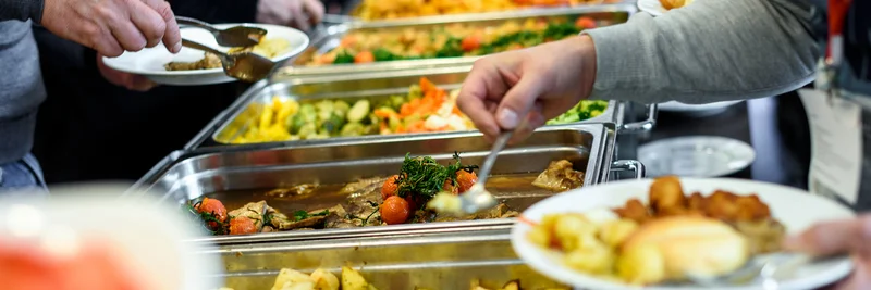 Essensausgabe in der Kantine