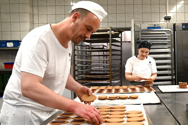 Veganer Bäcker backt vegane Kekse. Klick führt zu Großansicht in neuem Fenster, schließen per ESC.