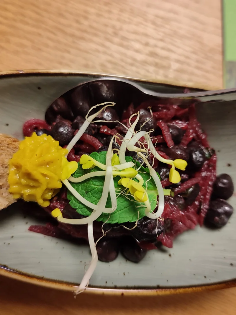 Bohnensalat auf einem Teller