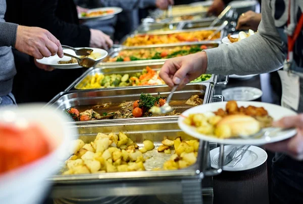 Ausgabe Kantine. Foto: _jure / iStock / Getty Images Plus via Getty Images