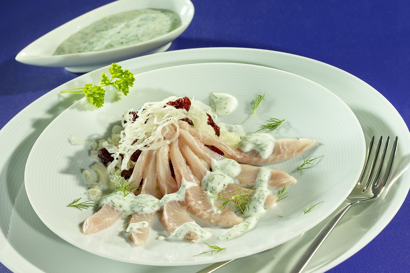 Sashimi vom hessischen Saibling an Sauerkraut-Cranberry Salat und Wasabi-Joghurt Dressing
