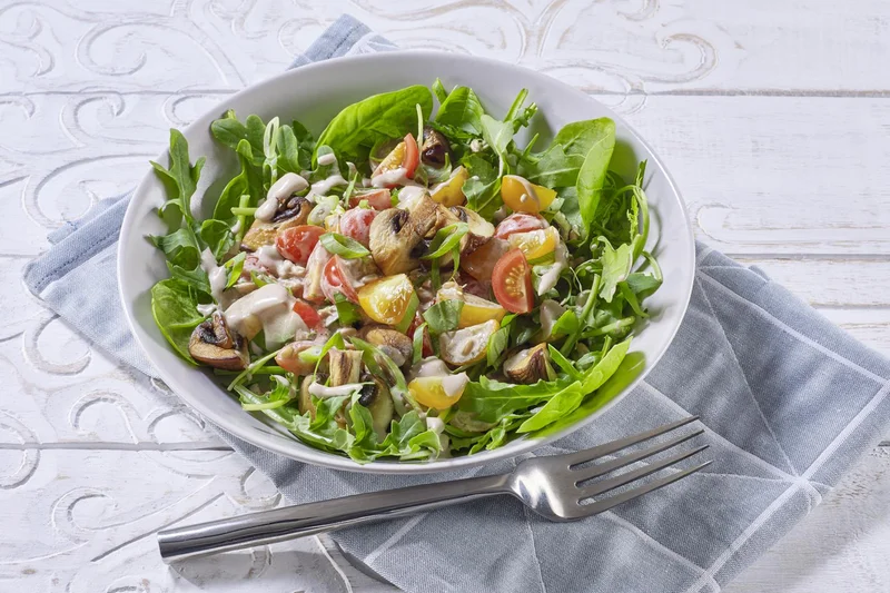 Rucola-Spinatsalat mit sautierten Champignons und gekeimtem Getreide
