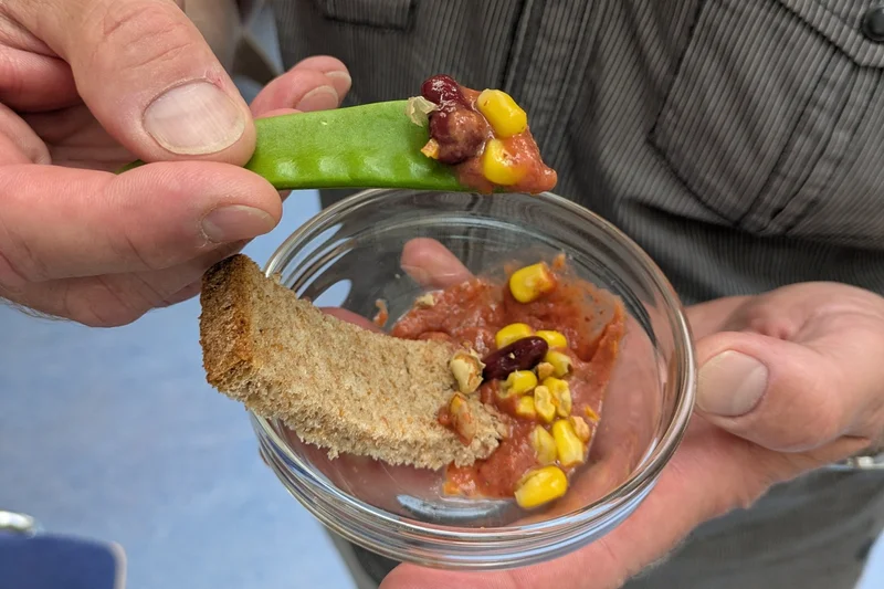 Schälchen mit Kichererbsen-Hummus. Klick führt zu Großansicht, Schließen mit ESC