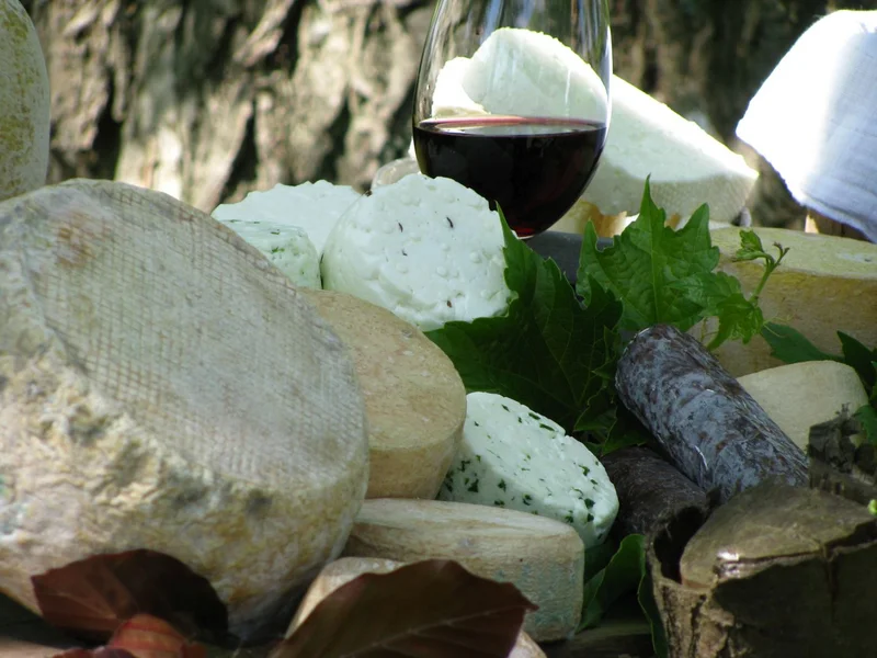 Schafskäse und Rotwein