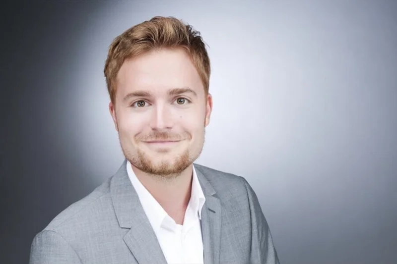 Porträt von Nils Becker, Koordinator Ernährungspolitik und Ernährungsrat in Köln. Klick führt zu Großansicht im neuen Fenster.