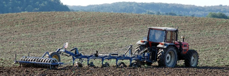 Traktor bei der Bearbeitung auf des Feldes.