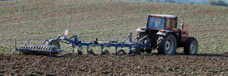 Traktor mit Pflug