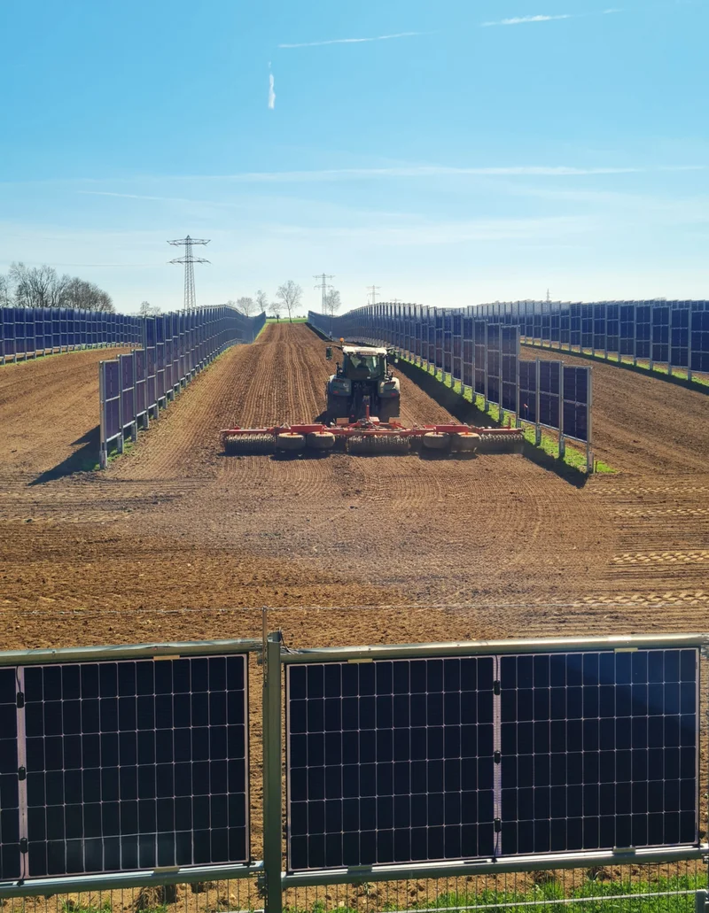Agri-PV-Anlage auf einem Acker.