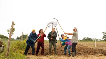Menschen auf Acker