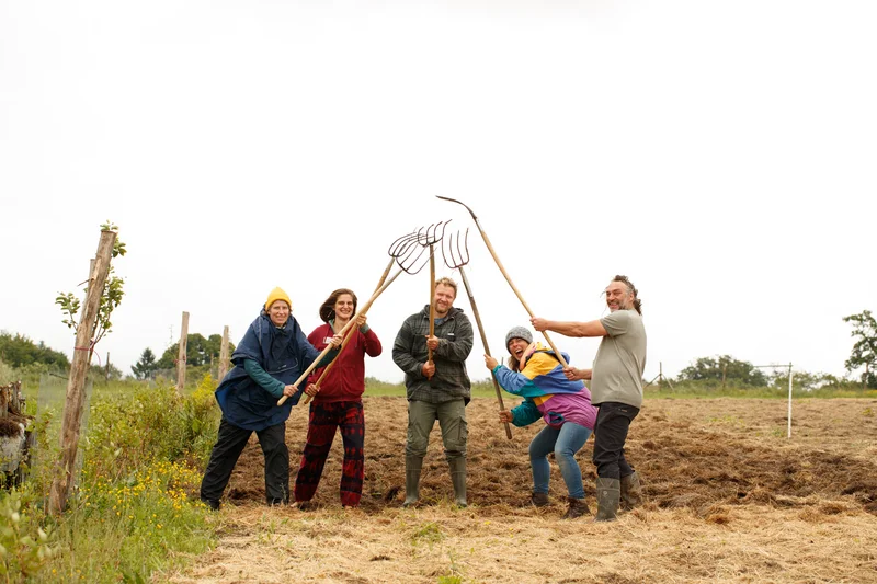 Menschen auf Acker