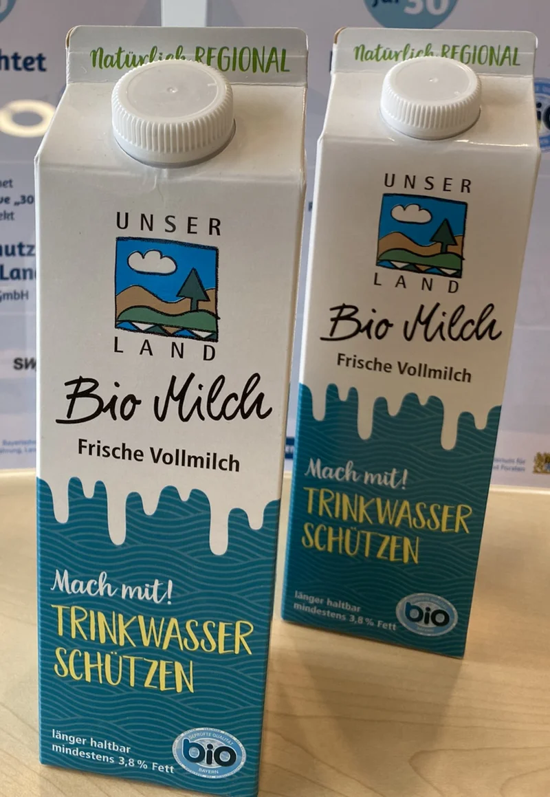 Zwei Milchkartons von Unser Land e.V.