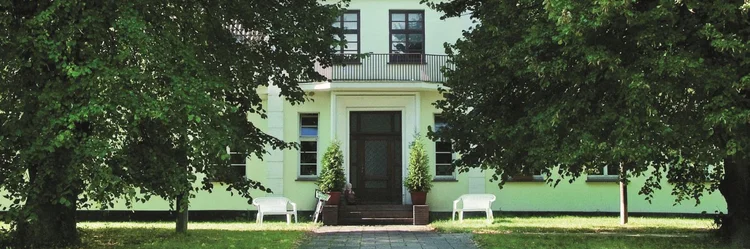 Haus zwischen Bäumen