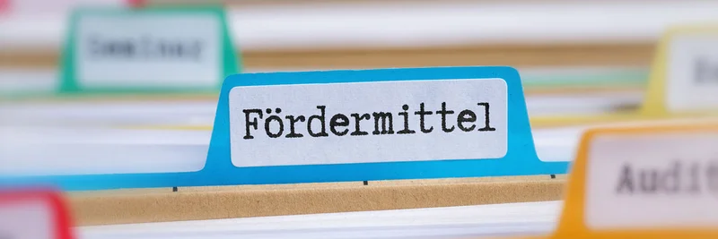 Akte mit Beschriftung "Fördermittel"