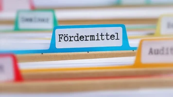 Akte mit der Beschriftung "Fördermittel"