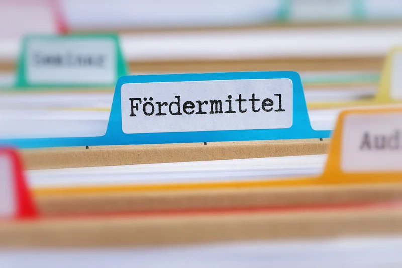 Akte mit der Beschriftung "Fördermittel"