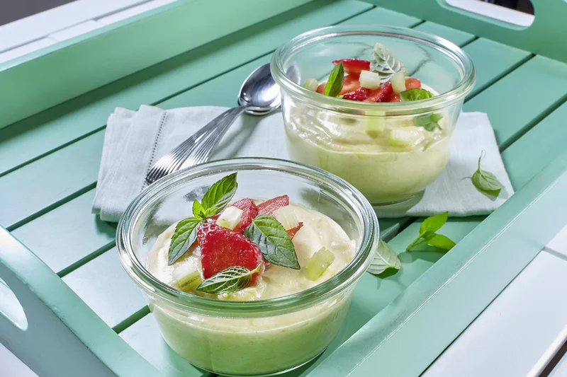 Rhabarbermousse mit Erdbeeren