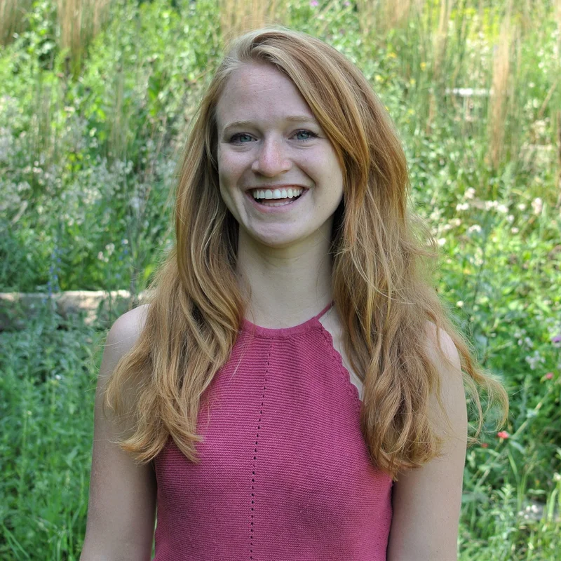 Sarah Eisinger im Garten. Klick führt zu Großansicht im neuen Fenster.