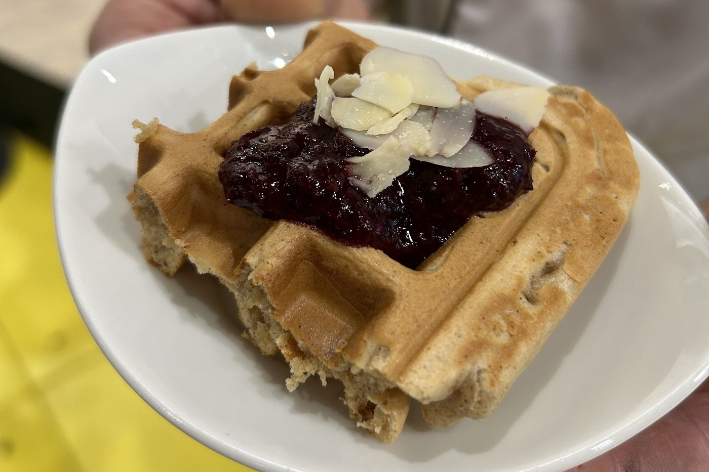 Zimtwaffeln mit Fruchtmus auf einem Teller angerichtet. Foto: BLE