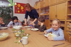 Kinder essen in der Kita.