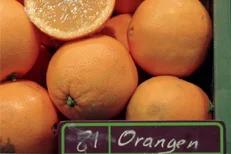 Orangenkiste im Ladenregal.