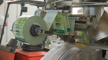 Rolle einer Etikettiermaschine mit Bio-Etiketten.