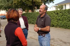 Herr Schmid erklärt sein Betriebskonzept. Klick führt zu Großansicht in neuem Fenster.