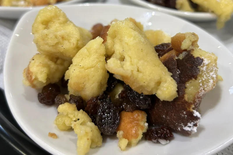 Kaiserschmarrn mit Apfel-Honig-Rosinen auf einem Teller angerichtet. Foto: BLE