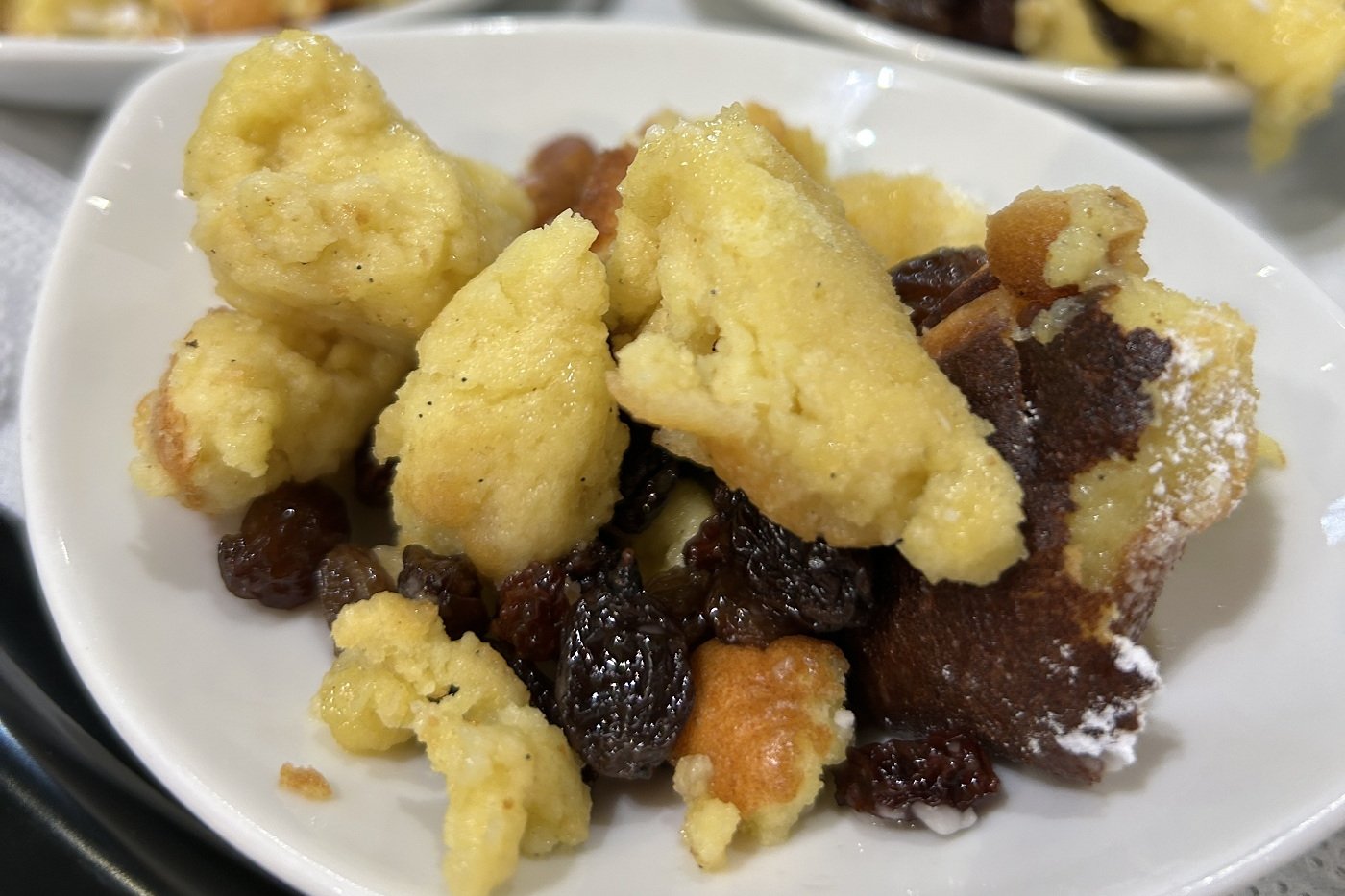 Kaiserschmarrn mit Apfel-Honig-Rosinen auf einem Teller angerichtet. Foto: BLE
