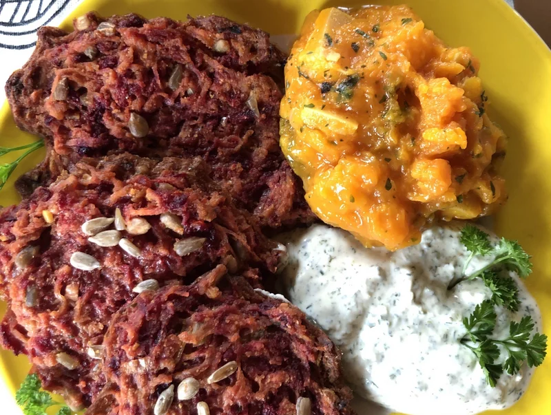 Kartoffelpuffer mit Rote Bete und Kräuterquark. Klick führt zu Großansicht in neuem Fenster.