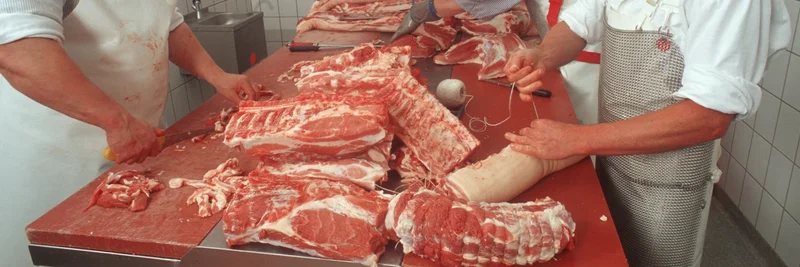 Metzger verarbeiten Fleisch, Foto: Thomas Stephan, BLE