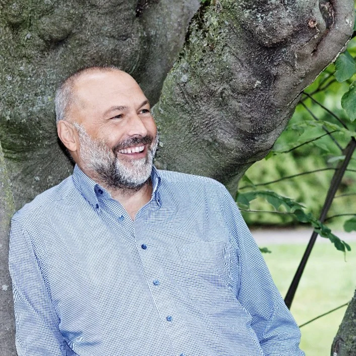 Christoph Spahn vor einem Baumstamm